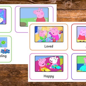 Pu&ograve; includere: Un set di flashcard colorate con personaggi di Peppa Pig che esprimono diverse emozioni. Ogni carta presenta un'illustrazione e una parola che descrive il sentimento, come "Annoiato", "Amato", "Arrabbiato", "Felice" e "Stanco". &Egrave; presente anche la frase "Come mi sento oggi..".