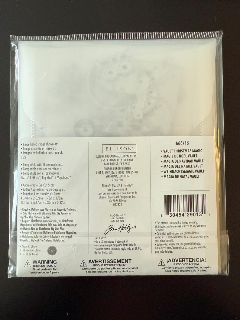 Op de afbeelding: Een doorzichtige plastic verpakking met een stansproduct. De verpakking bevat tekst zoals "Vault Christmas Magic" en "Geschatte snijmaten: 11.11cm x 6.67cm - 0.32cm x 0.32cm." Het product is van Ellison.