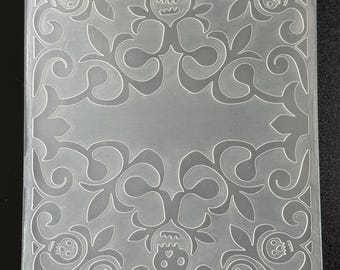 Carpeta de relieve Cuttlebug Provo Craft con diseño de pergamino esquelético**