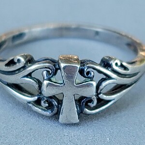 Vintage sterling zilveren ring met sierlijk kruis, prachtig!