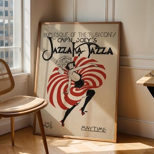 Puede incluir: Un póster enmarcado de estilo vintage que muestra a una persona bailando con una falda de rayas rojas y blancas. El texto dice: BURLESQUE OF THE RUBICON CAP'N JOEY'S JAZZAKA-JAZZA 25c MAYTIME. La ilustración muestra una figura de negro.