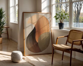 Puede incluir: Una impresión de arte abstracto en un marco de madera se apoya contra una pared. La obra de arte presenta una mezcla de formas naranjas, marrones y negras. Una silla de mediados de siglo con respaldo tejido se encuentra cerca de una ventana con una planta en maceta. También se ve un taburete de cerámica blanca y una planta de interior alta.