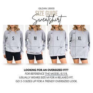The image is a size guide for a gray sweatshirt, showing the different sizes available for a relaxed fit.