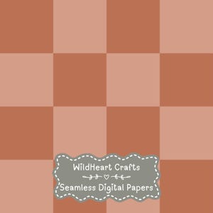 Puede incluir: Un patrón digital con un diseño de tablero de ajedrez repetitivo en tonos alternos de terracota y melocotón claro. Una etiqueta gris festoneada en la parte inferior muestra el texto blanco WildHeart Crafts Seamless Digital Papers con un corazón.