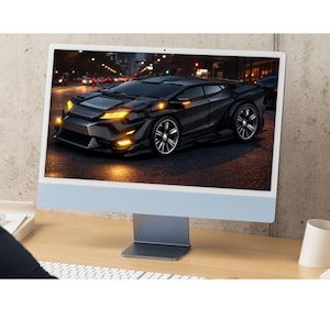 Puede incluir: Un ordenador de sobremesa con un marco azul claro muestra una imagen digital de un coche deportivo negro con faros amarillos. El coche está en una calle de la ciudad por la noche. El ordenador está en un escritorio de madera.