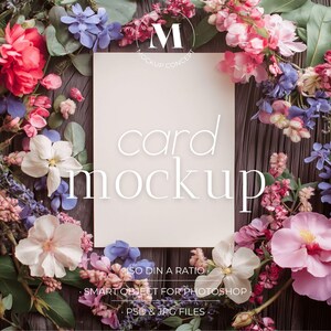 Mockup de Cartão Floral Romântico 052 | Convite de Casamento ou Cartão Vertical de Saudações | Camada de Objeto Inteligente | Proporção ISO DIN A | Photoshop PSD