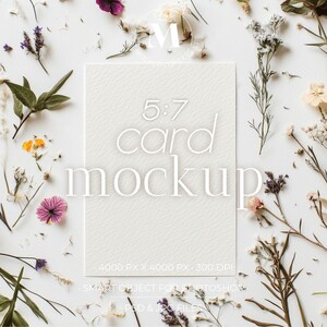 Mockup de Cartão Floral 054 | Convite de Casamento Minimalista ou Cartão de Saudações | Camada de Objeto Inteligente | Mockup de Cartão 5x7 | Photoshop PSD