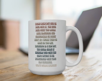 Terminar cada día taza de cerámica 15oz- Cita de Emerson- Regalo de graduación- Regalo inspirador- Regalo literario- Mercancía de libros- Taza Boho