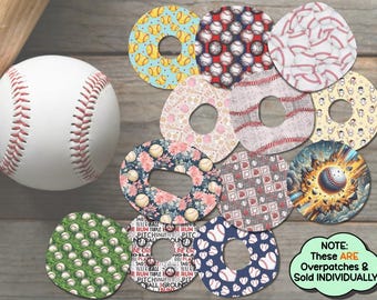 Peut inclure: Un ballon de baseball blanc avec des coutures rouges à côté d'une batte en bois et de plusieurs patchs circulaires. Les patchs présentent divers motifs sur le thème du baseball, notamment des balles, des motifs floraux et du texte. La note indique que ces patchs sont vendus individuellement.