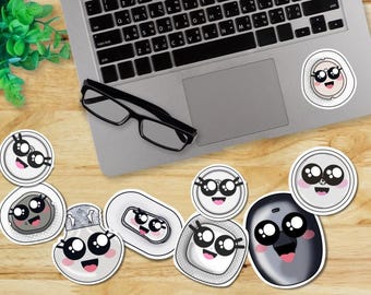 Peut inclure: Une collection d'autocollants circulaires et ovales représentant divers dispositifs médicaux avec de grands yeux de dessin animé expressifs, des joues roses et des bouches souriantes, disposés autour d'un ordinateur portable et de lunettes noires.