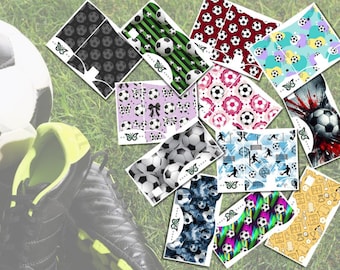 Peut inclure: Divers motifs sur le thème du football, comprenant des ballons, des motifs et des illustrations. Les motifs sont présentés sur des cartes rectangulaires, avec un ballon et des chaussures de football au premier plan. Le fond est vert.