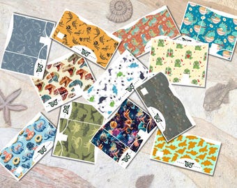 Peut inclure: Une collection de porte-cartes à motifs avec différents motifs sur le thème des dinosaures. Les motifs comprennent des squelettes de dinosaures, des dinosaures de dessins animés et des graphiques sur le thème de l'espace. Chaque porte-cartes a un design et une palette de couleurs uniques.
