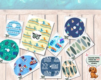 Peut inclure: Plusieurs écussons circulaires avec divers motifs : surfeurs, voiliers et astronautes. Les écussons présentent un logo papillon et le mot "Crafty". Un petit autocollant avec un chien et du texte est également présent.