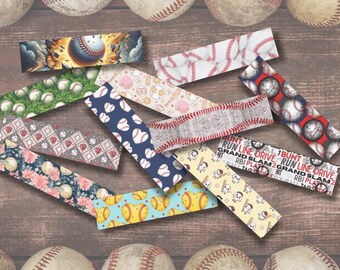 Peut inclure: Diverses bandes de tissu sur le thème du baseball avec différents motifs. Les motifs incluent des balles de baseball, des coutures de baseball, des motifs floraux et du texte « Run Line Drive ». Les bandes sont disposées sur une surface en bois avec des balles de baseball en arrière-plan.