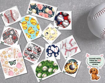Peut inclure: Divers motifs sur le thème du baseball, présentés sur des patchs rectangulaires et circulaires. Les motifs incluent des balles de baseball, des motifs floraux et des graphiques liés au baseball. Une balle de baseball est également présente.