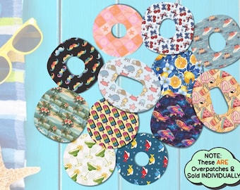 Peut inclure: Collection d'overpatches avec divers motifs, dont des cerises, des moustaches et des motifs tropicaux. Les overpatches sont ronds avec un trou au centre. Le fond est une surface en bois bleu clair avec des lunettes de soleil et une étoile de mer.