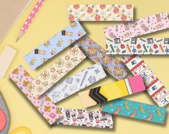Peut inclure: Une collection de marque-pages rectangulaires présentant divers motifs, notamment des paresseux de dessin animé, des fleurs, des fournitures scolaires, des dinosaures et un motif de crayon. Les marque-pages sont disposés de manière éparse avec des couleurs variées.