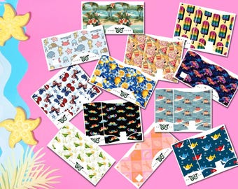 Peut inclure: Plusieurs cartes à motifs colorés avec des motifs variés, notamment des nœuds, des citrons et des moustaches. Elles sont disposées sur un fond rose avec des étoiles de mer, présentant des motifs sur le thème de l'été.