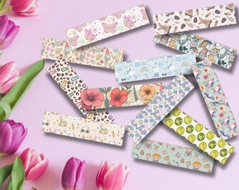 Peut inclure: Une collection d'autocollants rectangulaires décoratifs à motifs variés, comprenant des papillons, des lapins, des fleurs et des animaux. Les autocollants sont de couleurs pastel et disposés sur un fond rose avec des tulipes.