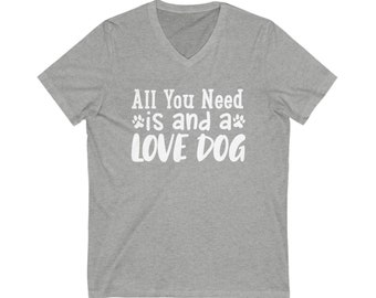 Todo lo que necesitas es amor y una camiseta para perros, camiseta para amantes de los perros, camiseta unisex de manga corta con cuello en V