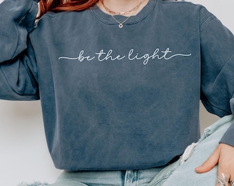 Sudadera "Be the Light Comfort Colors", suéteres cristianos, sudaderas con versículos bíblicos, camisetas cristianas, camisetas cristianas sencillas