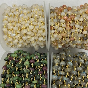 Könnte beinhalten: Eine weiße Keramik-Tasse mit schwarzem Henkel und dem Text "But First, Coffee" in fetter, schwarzer Schrift. Die Tasse steht auf einer Holzoberfläche. Die Tasse ist 10 cm hoch.