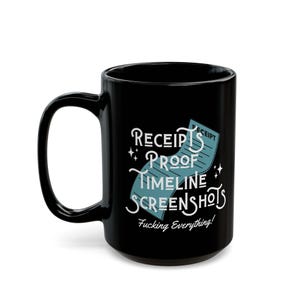 Peut inclure: Mug en céramique noire avec un graphisme blanc et turquoise indiquant « Receipts Proof Timeline Screenshots Fucking Everything ! ». La tasse a une grande anse et une finition brillante.