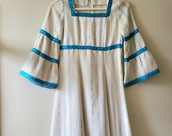 1960er 1970er Vintage Leinenkleid mit Glockenärmel und Regenbogenstickerei
