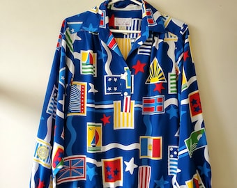 Camisa tipo blusa con cuello y estampado de sellos náuticos vintage