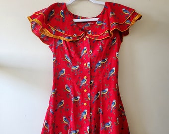 Vintage 60er Jahre Vogel Muster Rotes Blusentop mit Oversized Rüschenkragen