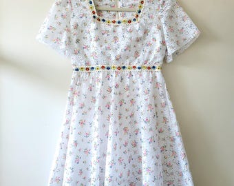 Vintage 60er 70er weißes Babydoll Cottagecore Kleid mit Blumenstickerei, ILTWU