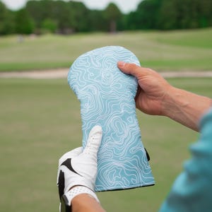 Conjunto de capas para tacos de golfe de couro topográfico - Bordado em azul Carolina e branco - White Blue Ridge Golf Co.
