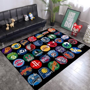 Pu&ograve; includere: Tappeto nero e bianco con loghi colorati delle squadre NBA in cerchi. I loghi includono i Seattle Sonics, i Detroit Pistons, i Milwaukee Bucks, i Timberwolves, i Cleveland Cavaliers, gli Houston Rockets, i Los Angeles Lakers, i LA Clippers, l'Oklahoma City Thunder, i Sacramento Kings, gli Indiana Pacers, i Brooklyn Nets, i Washington Wizards, i San Antonio Spurs.
