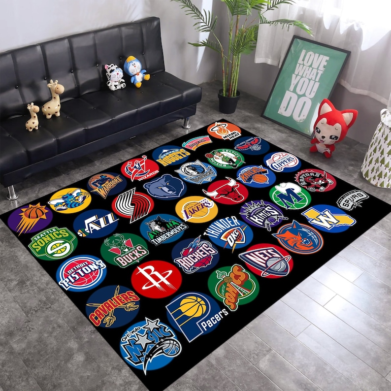 Pu&ograve; includere: Tappeto nero e bianco con loghi colorati delle squadre NBA in cerchi. I loghi includono i Seattle Sonics, i Detroit Pistons, i Milwaukee Bucks, i Timberwolves, i Cleveland Cavaliers, gli Houston Rockets, i Los Angeles Lakers, i LA Clippers, l'Oklahoma City Thunder, i Sacramento Kings, gli Indiana Pacers, i Brooklyn Nets, i Washington Wizards, i San Antonio Spurs.