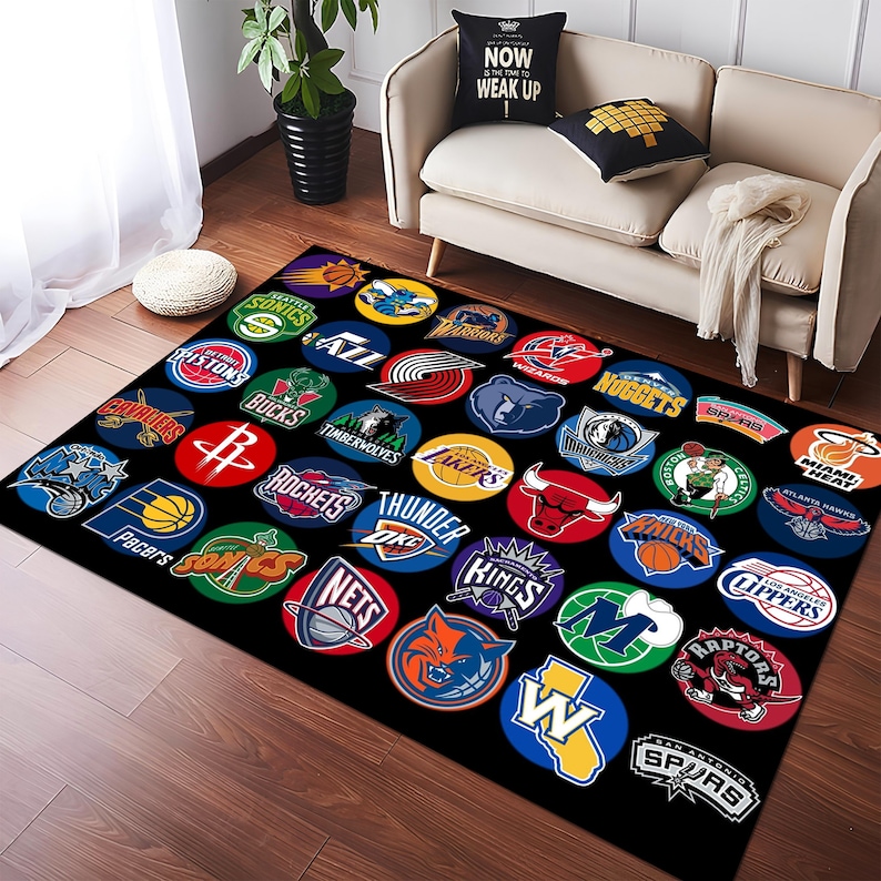 Pu&ograve; includere: Un tappeto nero e bianco con una variet&agrave; di loghi di squadre NBA in cerchi colorati. I loghi includono i Celtics, i Lakers, i Bulls, i Knicks e molti altri.