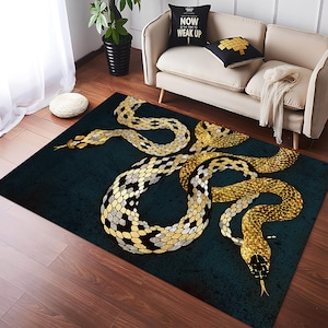 Può includere: Un tappeto blu scuro con un design a serpente dorato e bianco. Il serpente è arrotolato in un cerchio e presenta un motivo testurizzato.