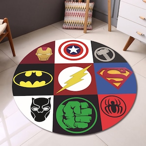 Puede incluir: Alfombra redonda multicolor con un diseño circular que presenta varios logotipos de superhéroes, incluidos Batman, Superman, Flash, Iron Man, Hulk, Capitán América y Spiderman.