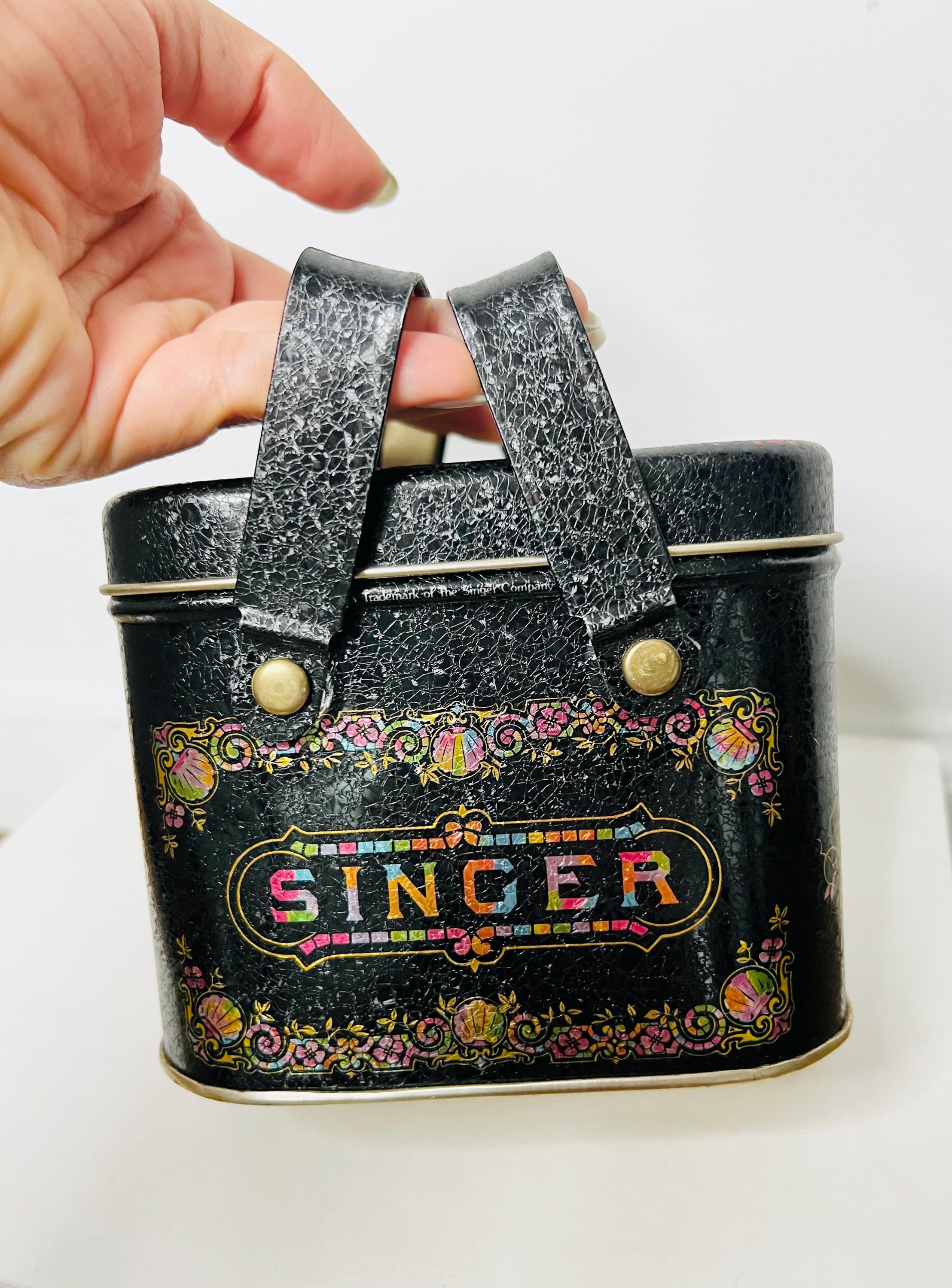 SINGER社のヴィンテージのバスケット　缶　Tin Vintage Cheinco Singer Sewing Machine 13