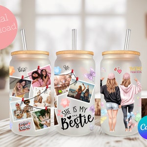 Könnte beinhalten: Glasbecher mit Milchglas-Effekt, Bambusdeckel und silbernem Strohhalm. Der Becher zeigt Fotos, Schmetterlinge und den Text "She is my Bestie". Das Design enthält die Wörter "Partner Crime" und "Together Forever".