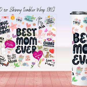 Op de afbeelding: Een witte 20 ounce skinny tumbler wrap met een kleurrijk ontwerp met de tekst "Best Mom Ever" en verschillende andere zinnen die te maken hebben met moeders. Het ontwerp bevat bloemen, harten, sterren en andere schattige illustraties.