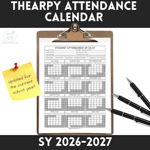 Pode incluir: Um porta-papéis contém um calendário de frequência escolar para o ano letivo de 2026-2027. O calendário inclui os meses de julho de 2026 a junho de 2027. Um post-it diz "atualizado para o ano letivo atual!" Várias canetas à direita.