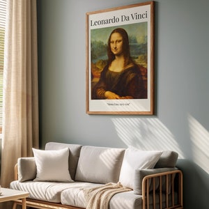 Peut inclure: Une impression encadr&eacute;e du tableau de la Joconde de L&eacute;onard de Vinci. L'impression est dans un cadre en bois et a un fond blanc avec du texte noir. Le texte indique "Leonardo Da Vinci" et "Mona Lisa, 1503-1519".