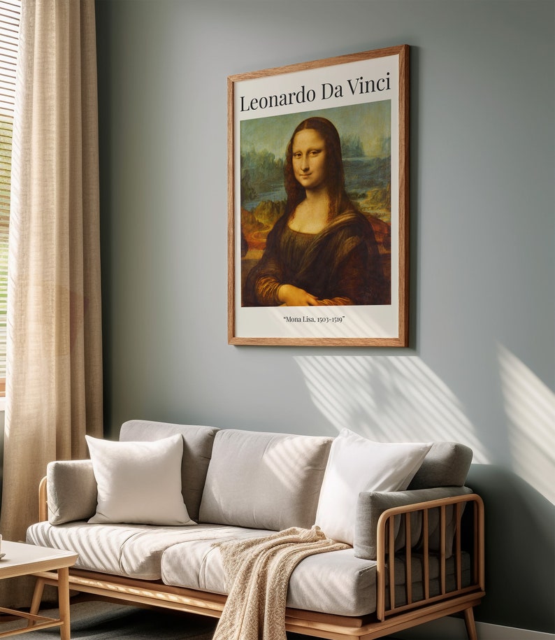 Peut inclure: Une impression encadr&eacute;e du tableau de la Joconde de L&eacute;onard de Vinci. L'impression est dans un cadre en bois et a un fond blanc avec du texte noir. Le texte indique "Leonardo Da Vinci" et "Mona Lisa, 1503-1519".