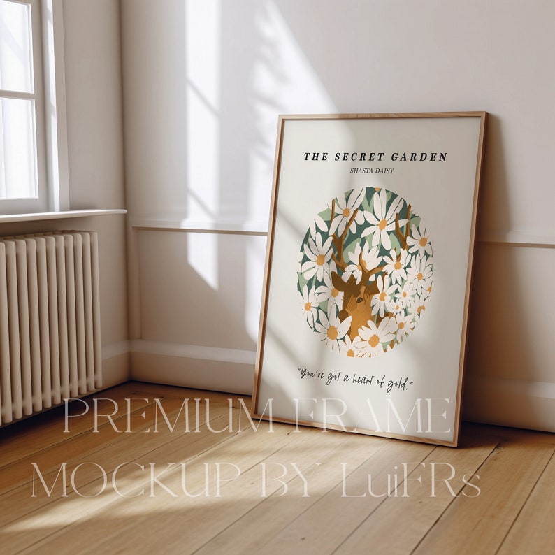 Op de afbeelding: Een ingelijste print met een lichtgroene achtergrond en een cirkel van witte bloemen met een hert in het midden. De tekst "THE SECRET GARDEN" en "SHASTA DAISY" staat bovenaan de print. De tekst "You've got a heart of gold." staat onderaan de print.