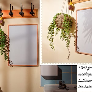 Puede incluir: Dos marcos de fotos vacíos con marcos de madera colgados en una pared con una planta colgante en una cesta tejida. La pared es de color beige claro. Los marcos son ambos rectangulares y tienen un fondo blanco. La planta es una enredadera verde con hojas pequeñas. El texto "TWO frames mockups in the bathroom. scene in the bathroom" está en la parte inferior de la imagen.