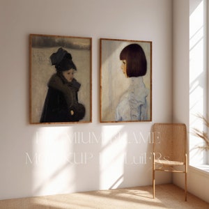 Op de afbeelding: Twee ingelijste schilderijen van vrouwen in vintage kleding. Het schilderij aan de linkerkant toont een vrouw in een zwarte jas en hoed, terwijl het schilderij aan de rechterkant een vrouw in een lichtblauwe jurk toont. Beide schilderijen hebben een lichte achtergrond.