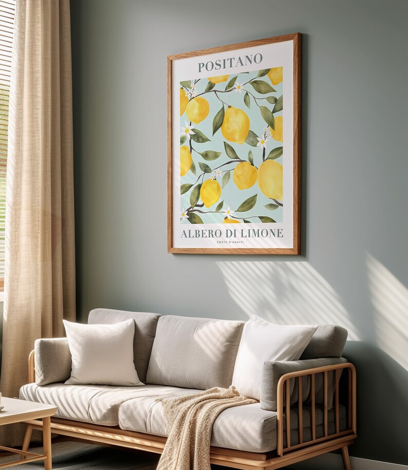 Peut inclure: Une impression encadr&eacute;e d'une peinture &agrave; l'aquarelle d'un citronnier avec le texte "Positano, Albero di Limone, Costa d'Amalfi". L'arri&egrave;re-plan est de couleur bleu clair et les citrons sont jaunes.