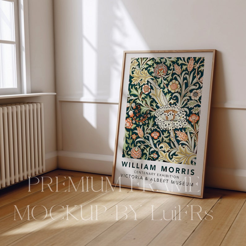 Op de afbeelding: Een ingelijste poster met een bloemenmotief in tinten groen, geel, oranje en rood. De poster is getiteld "William Morris" en bevat de tekst "Centenary Exhibition, Victoria & Albert Museum".