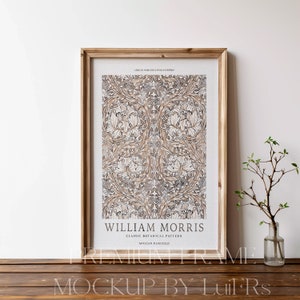 Könnte beinhalten: Ein gerahmter Druck mit einem klassischen botanischen Muster von William Morris, mit dem Text "African Marigold". Das Kunstwerk hat ein beige-braunes Blumenmuster. Der Rahmen ist aus hellem Holz.