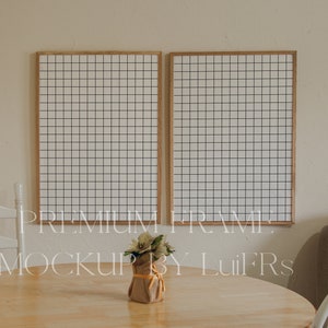 Zwei 50 x 70 cm DIN Rahmen in Warmer Innenausstattung Warme Eiche Rahmen Mockup für Kunstwerke und digitale Drucke | PSD Digital Download, Vintage Bilderrahmen.